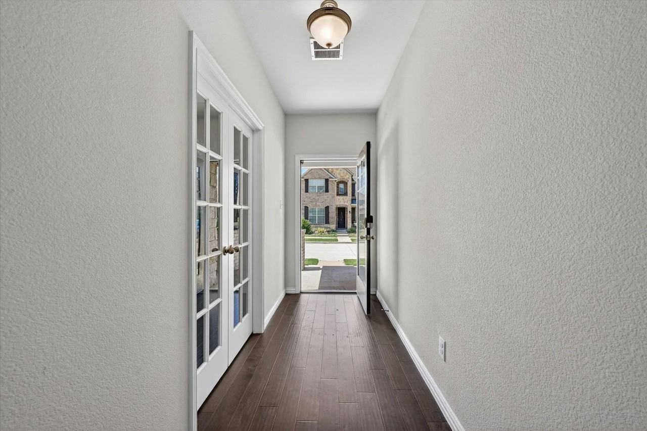 2017 Miramar Dr - Photo 2 of 19