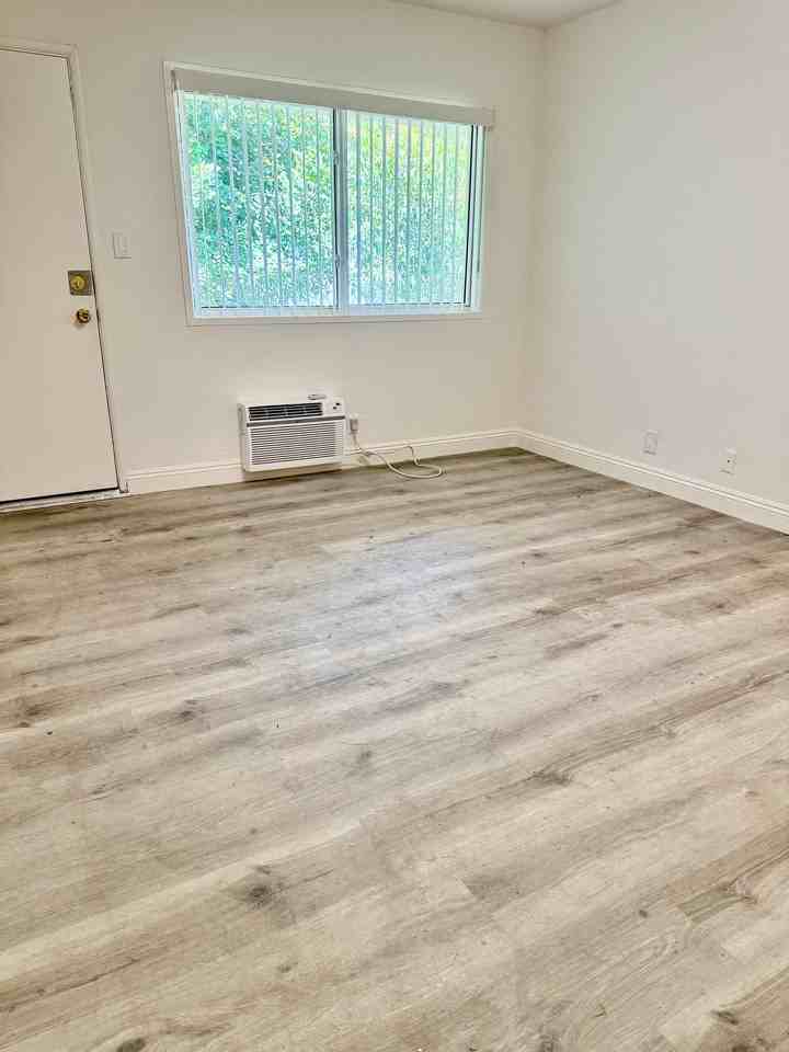 14310 Tiara St #4 - Photo 4 of 9