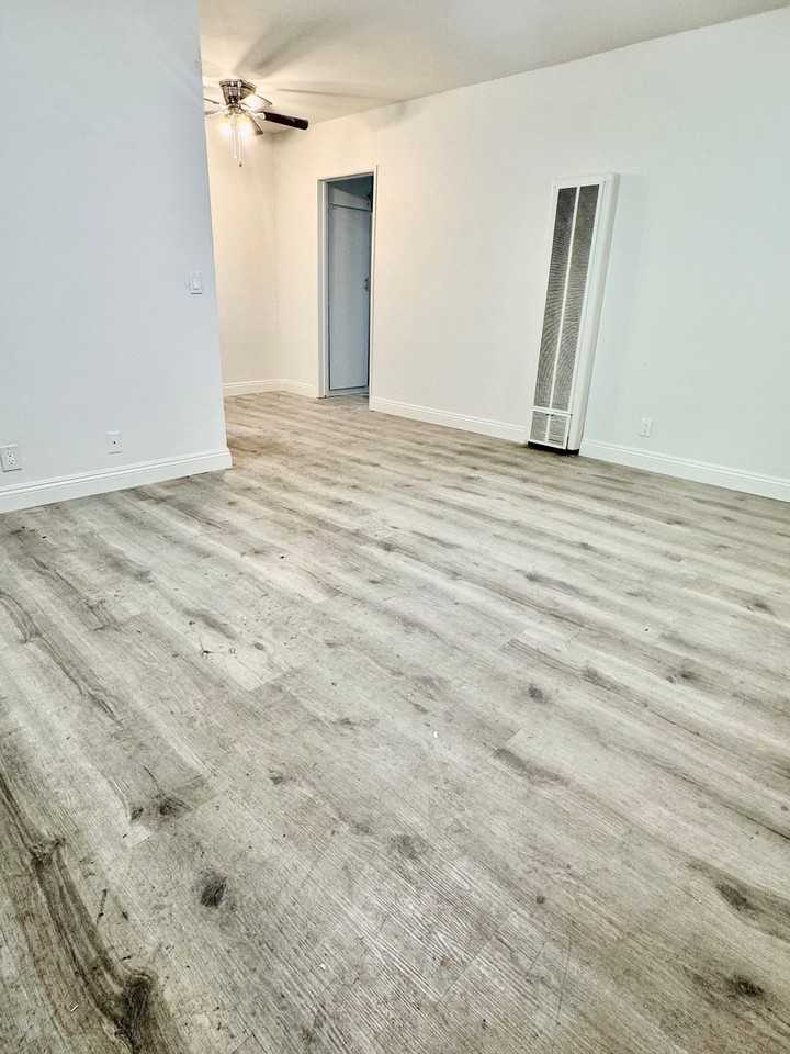 14310 Tiara St #4 - Photo 5 of 9