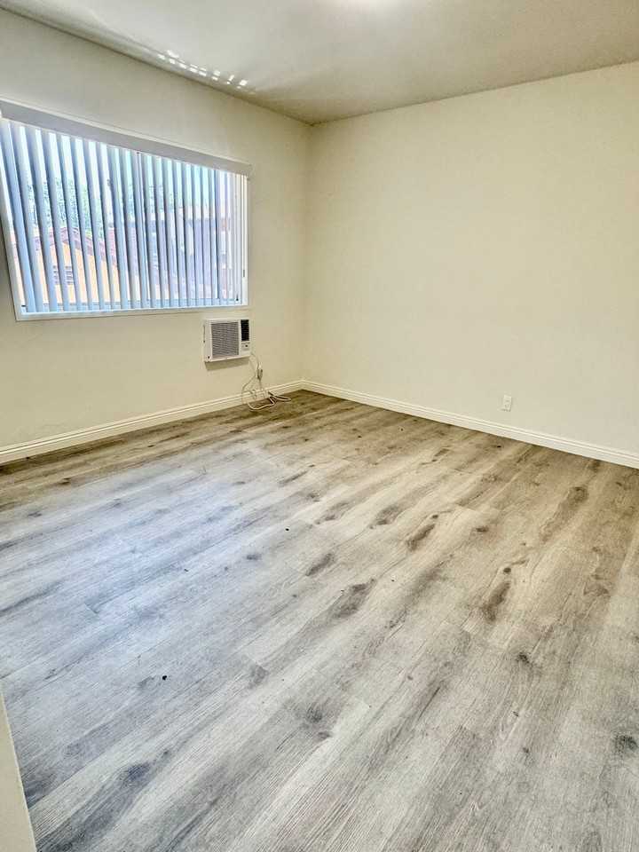 14310 Tiara St #4 - Photo 7 of 9