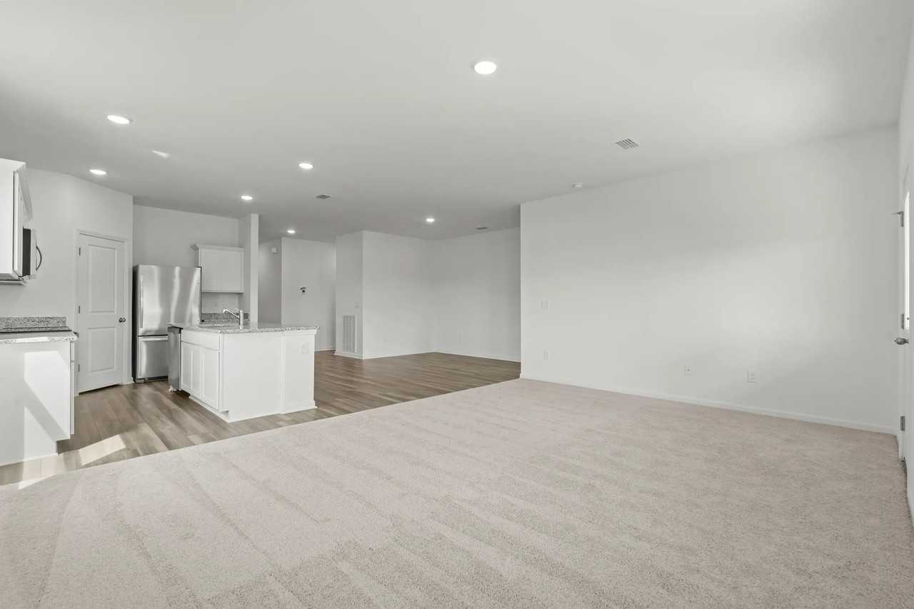 1305 Morris Loop - Photo 2 of 12