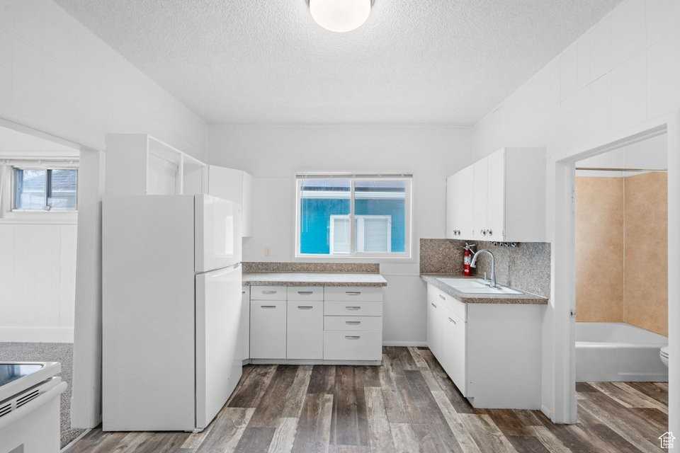 2324 Quincy Ave - Photo 2 of 13