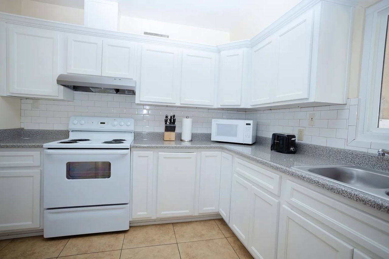 790 W 17th St - Photo 4 of 11