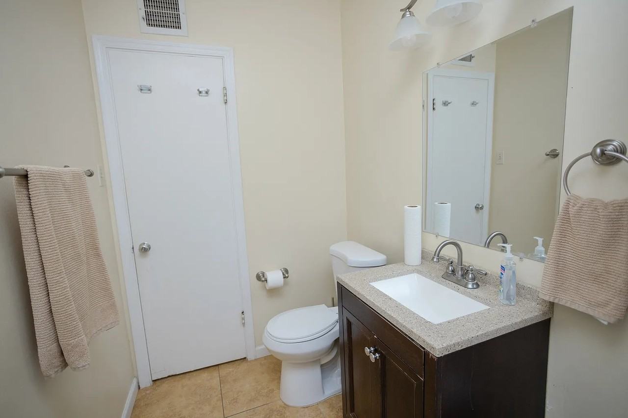 790 W 17th St - Photo 6 of 11