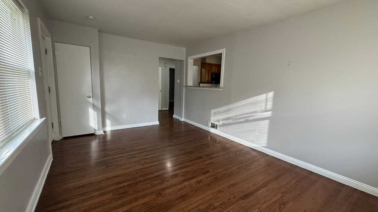 7814 Wayne Ave - Photo 2 of 15