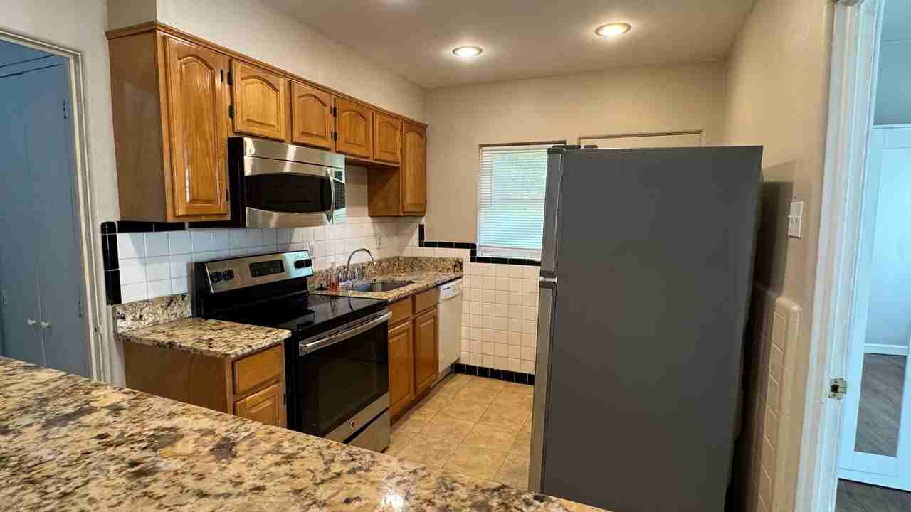 7814 Wayne Ave - Photo 3 of 15
