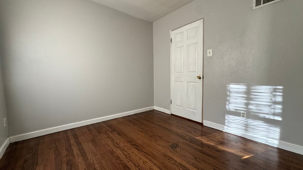 7814 Wayne Ave - Photo 4 of 15