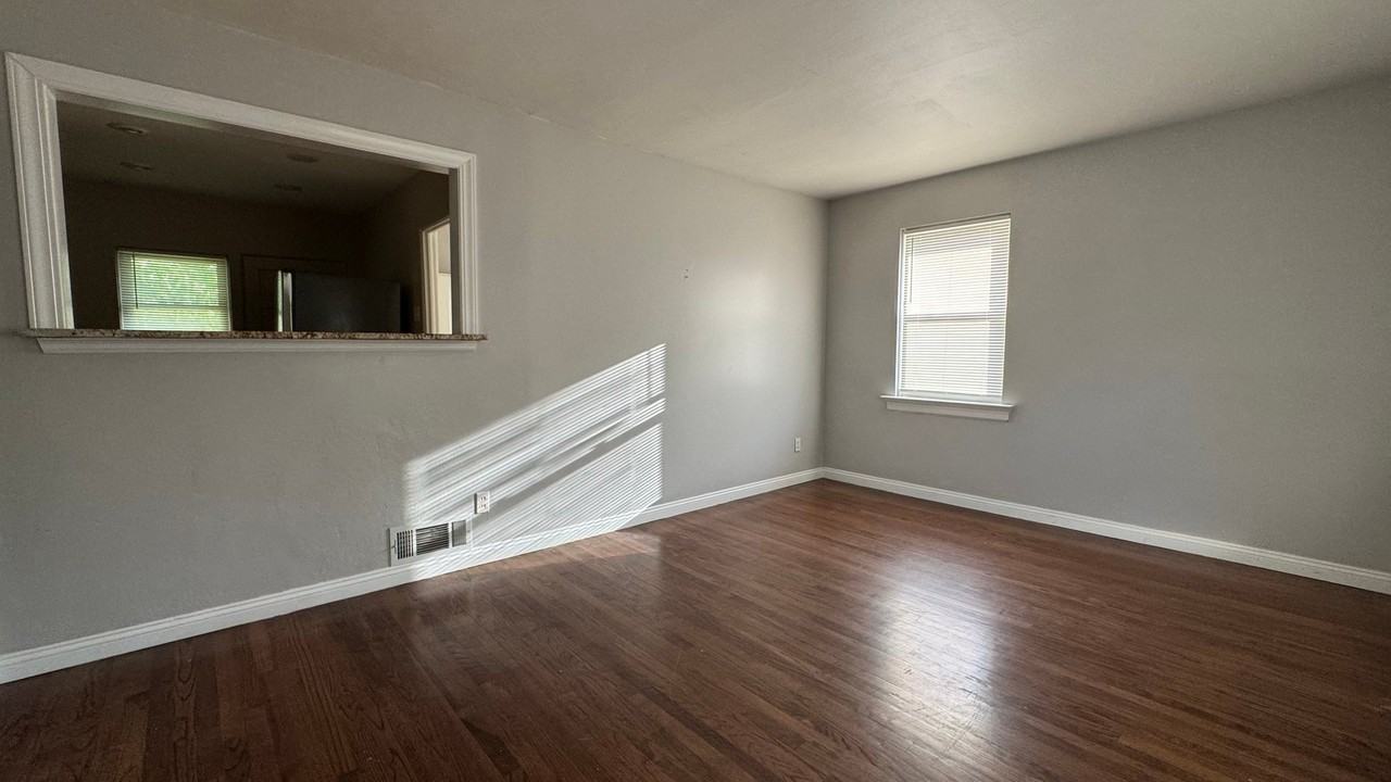 7814 Wayne Ave - Photo 5 of 15