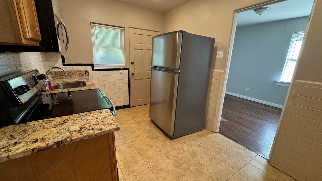 7814 Wayne Ave - Photo 7 of 15