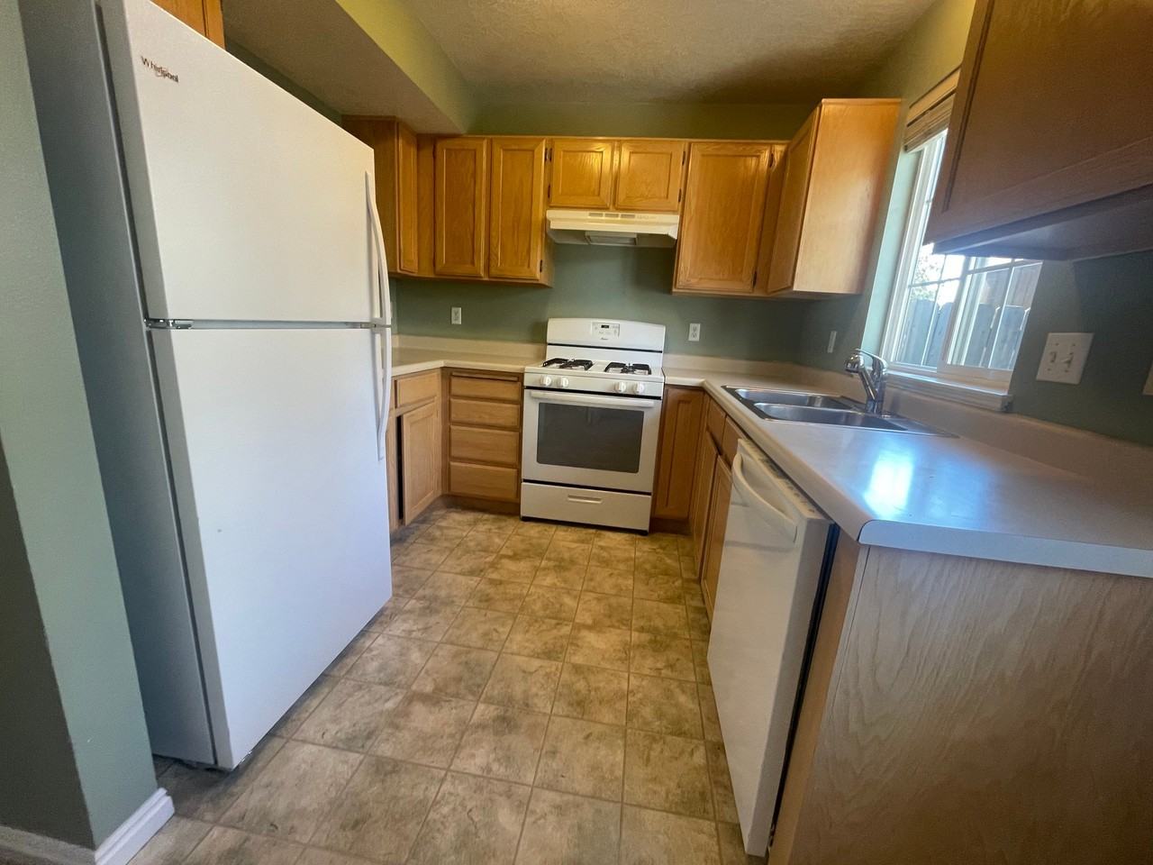 100 Geneva Dr - Photo 5 of 19