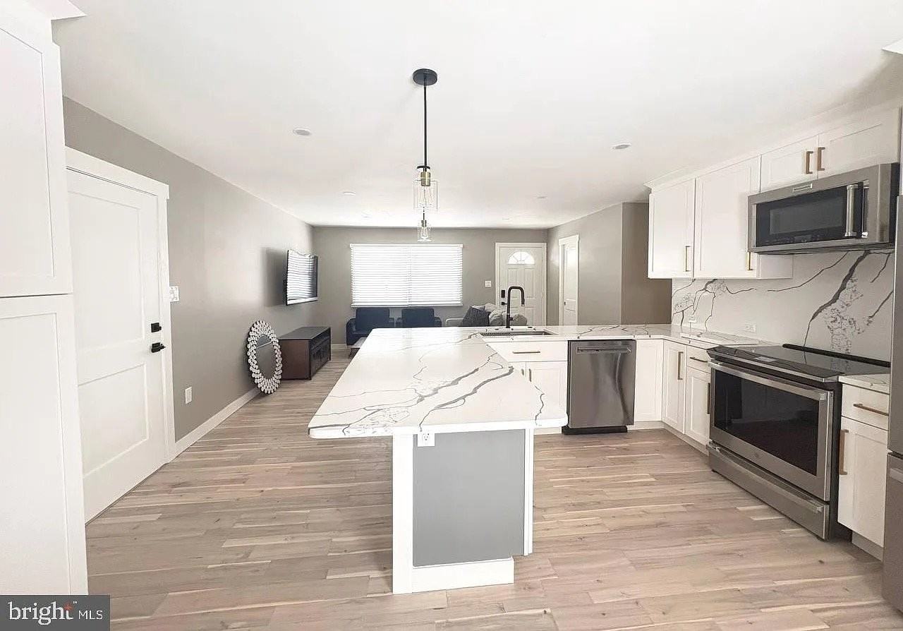 13223 Hawthorn Ln - Photo 3 of 6