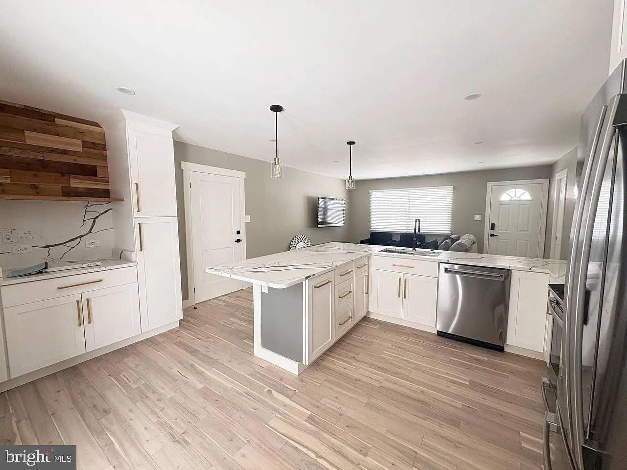 13223 Hawthorn Ln - Photo 4 of 6