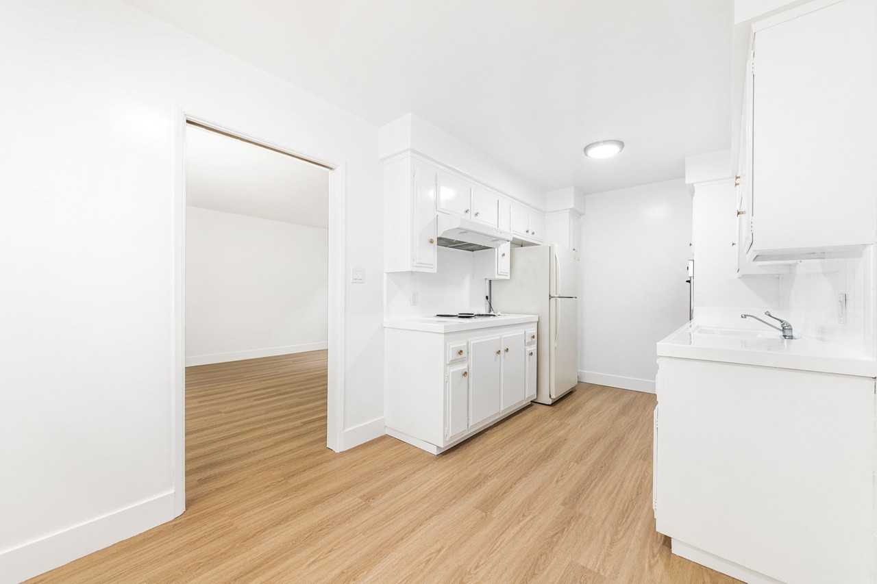 412 W Queen St #6 - Photo 2 of 14