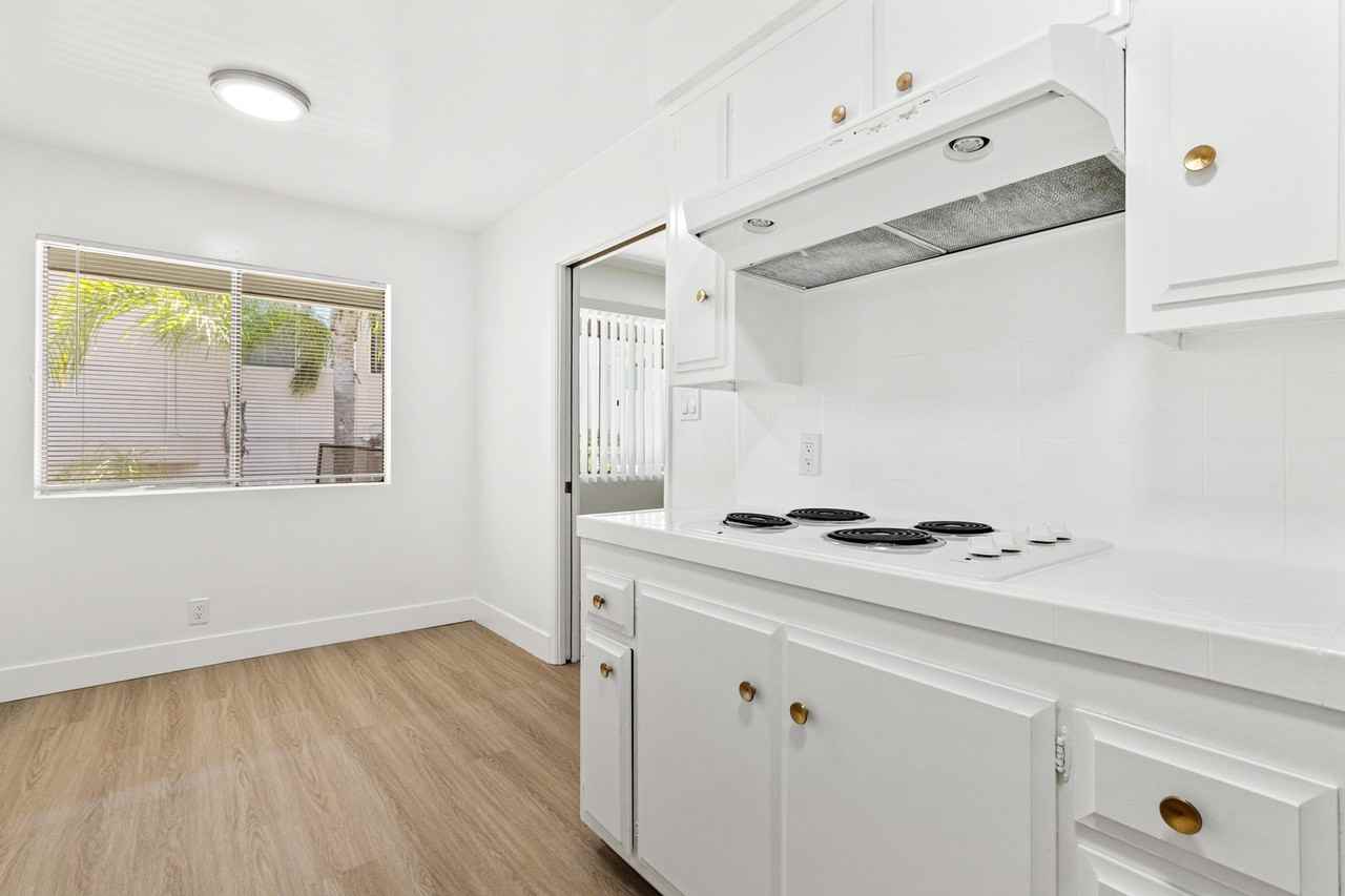 412 W Queen St #6 - Photo 3 of 14