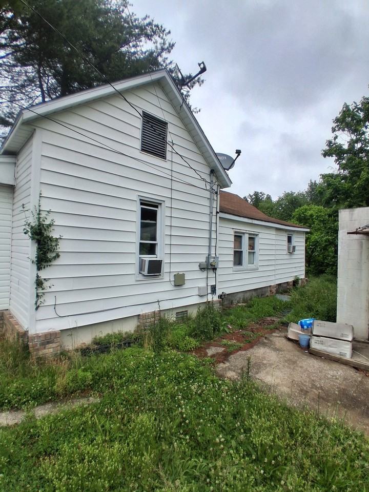 428 S Central St - Photo 3 of 18