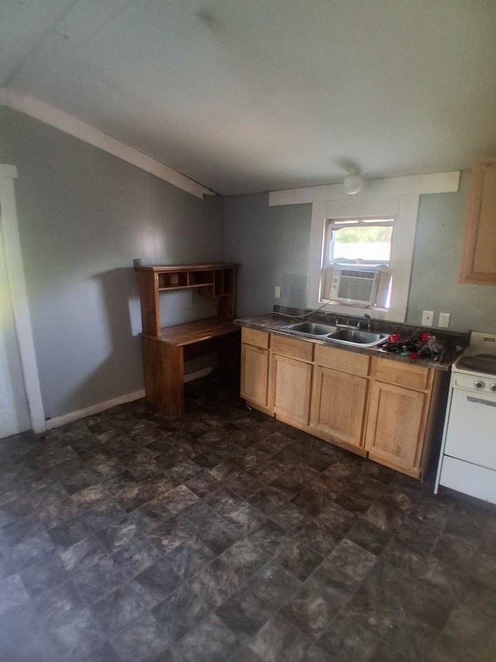 428 S Central St - Photo 7 of 18