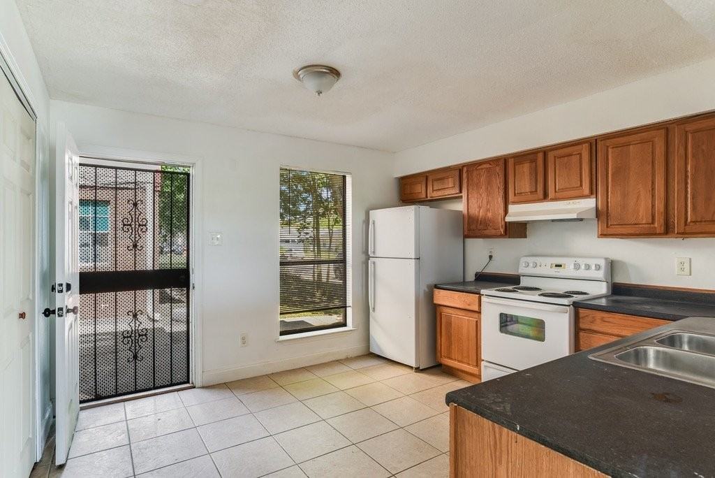 10821 Roger Dr #E - Photo 7 of 10