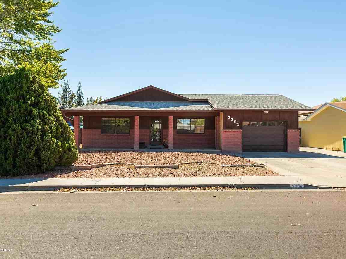 2205 E 18th St - Photo 3 of 9