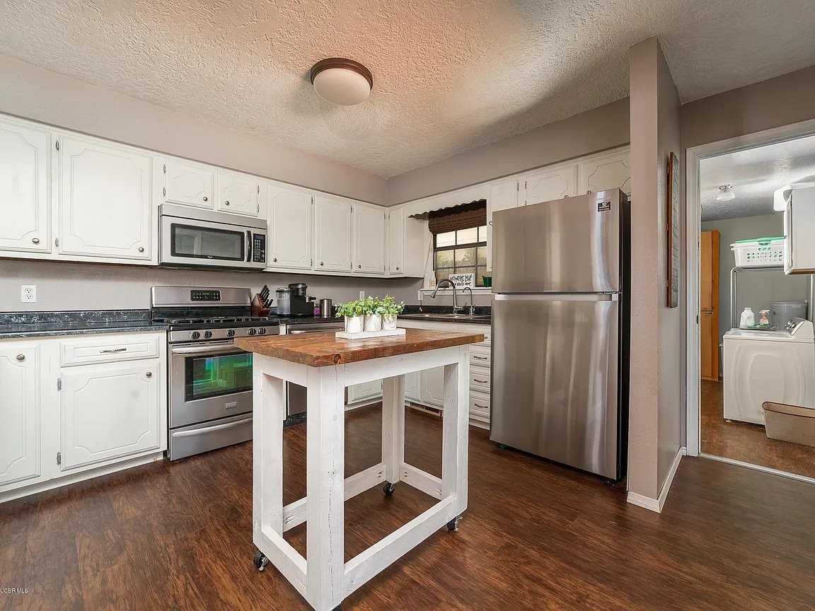 2205 E 18th St - Photo 4 of 9
