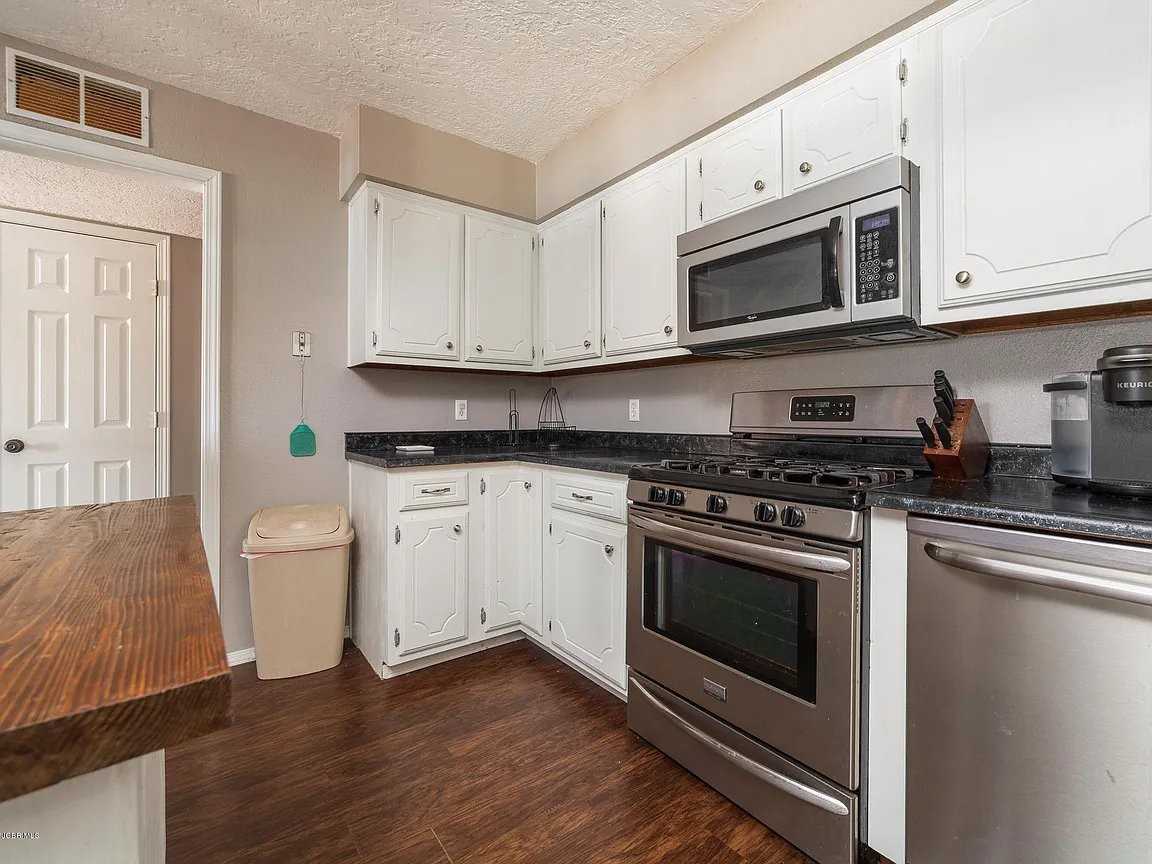2205 E 18th St - Photo 5 of 9