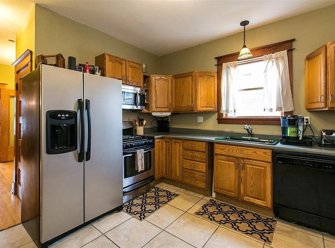 1490 Wood St - Photo 5 of 10