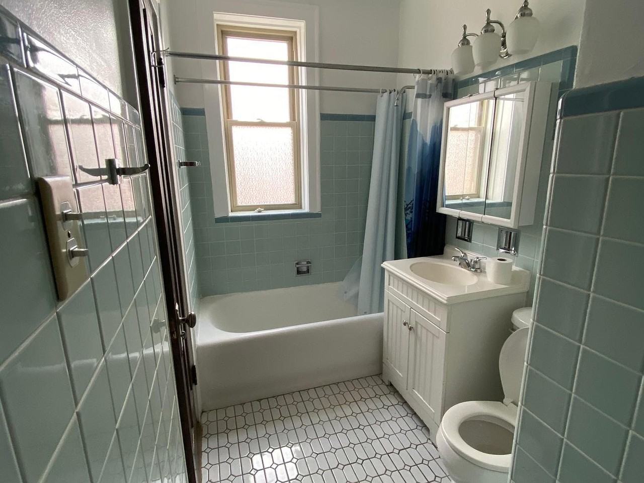 4415 W Ainslie St #1stFL - Photo 2 of 6