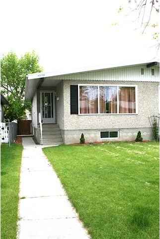 3732A 43 St Sw