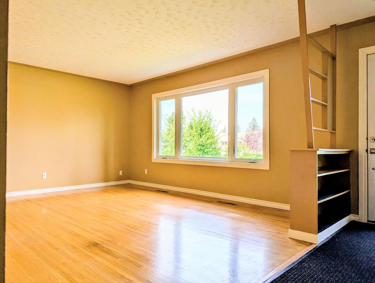 5316 104a St Nw - Photo 7 of 15