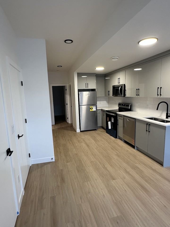 8829 47 Ave Nw - Photo 2 of 10