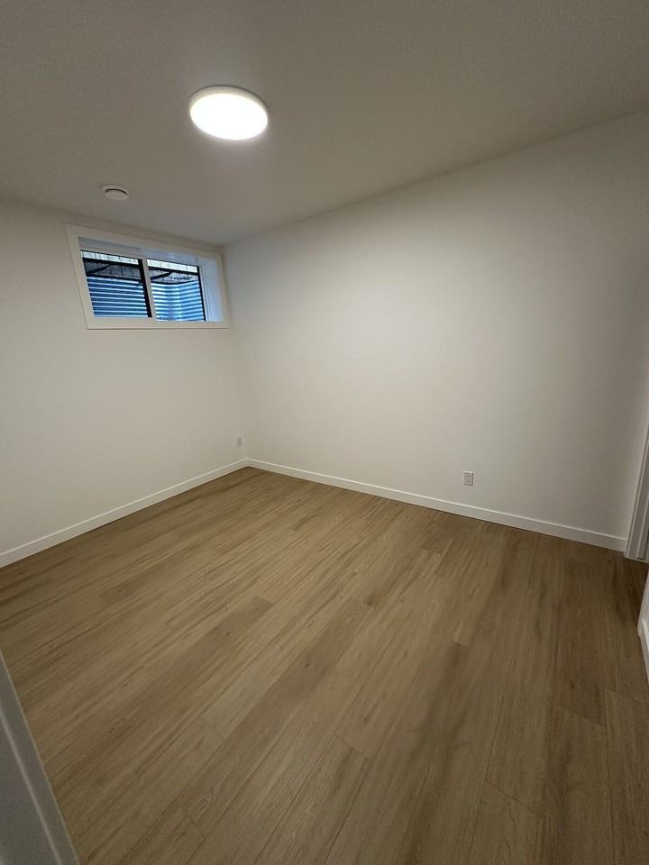 8829 47 Ave Nw - Photo 5 of 10