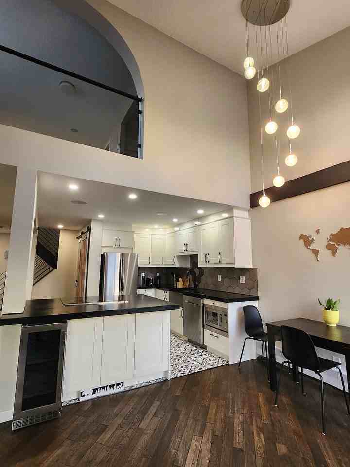 2031 34 Ave Sw - Photo 3 of 16