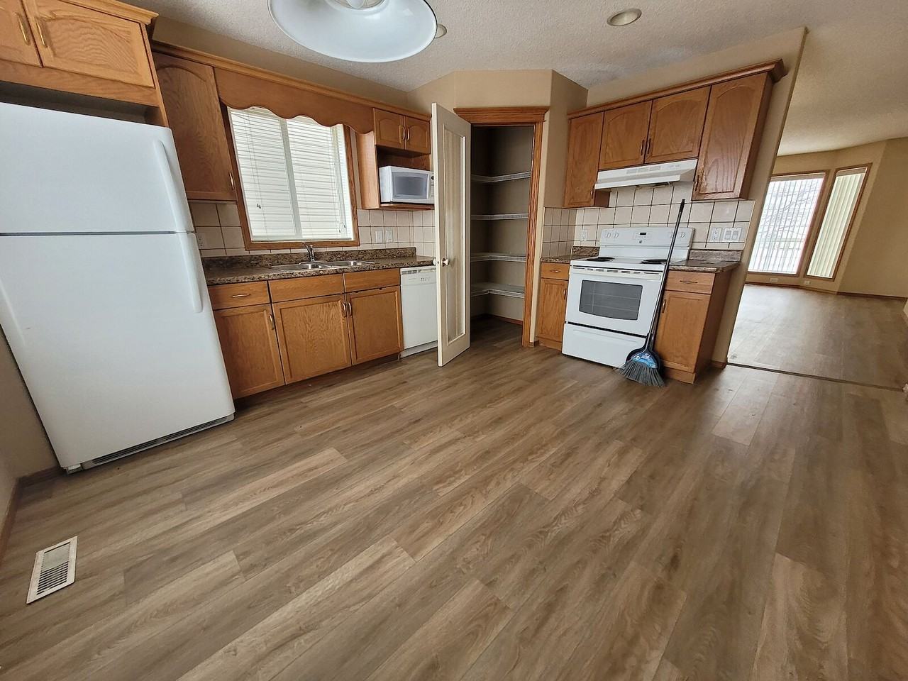 126 Evansmeade Cres Nw - Photo 4 of 21