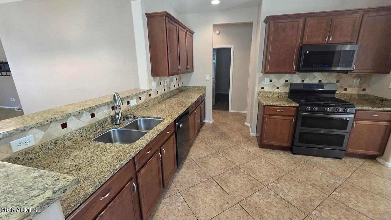 10826 W Avenida Del Rey - Photo 3 of 40