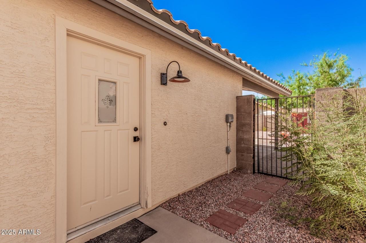 1028 W Butler Ct - Photo 4 of 34