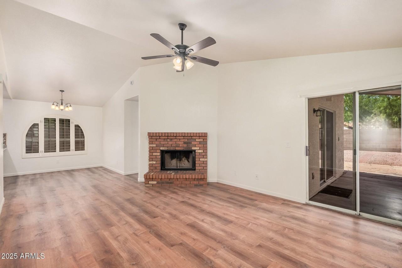 1028 W Butler Ct - Photo 6 of 34