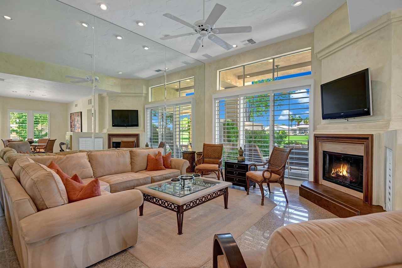 383 Desert Holly Dr - Photo 3 of 36