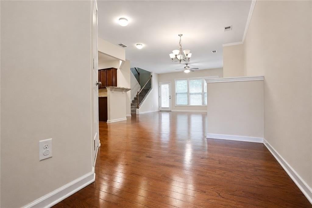 2132 Greencrest Cir - Photo 2 of 39