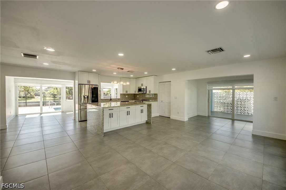 4312 S Pacific Cir - Photo 7 of 33