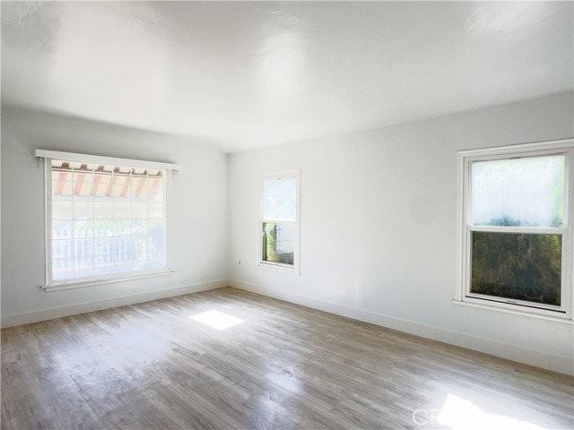 335 W Hillcrest Blvd - Photo 3 of 7