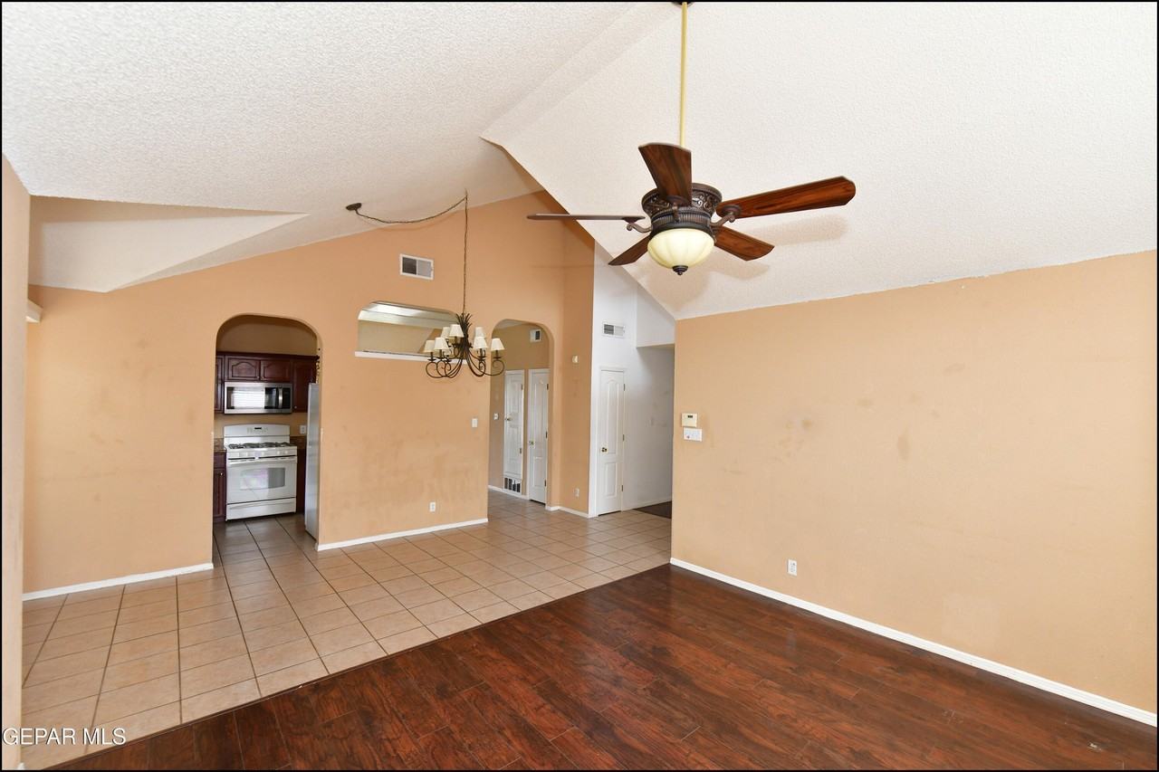 7737 Plaza Azul Rd - Photo 5 of 40