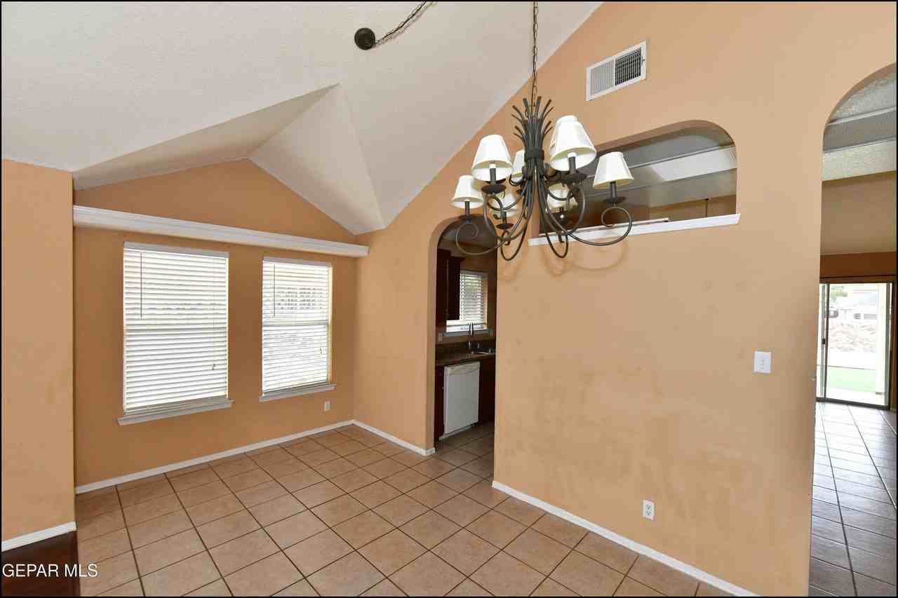 7737 Plaza Azul Rd - Photo 7 of 40