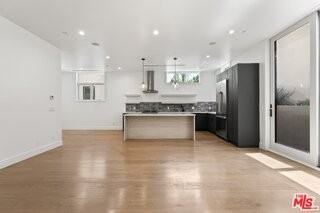 730 Indiana Ave - Photo 3 of 8