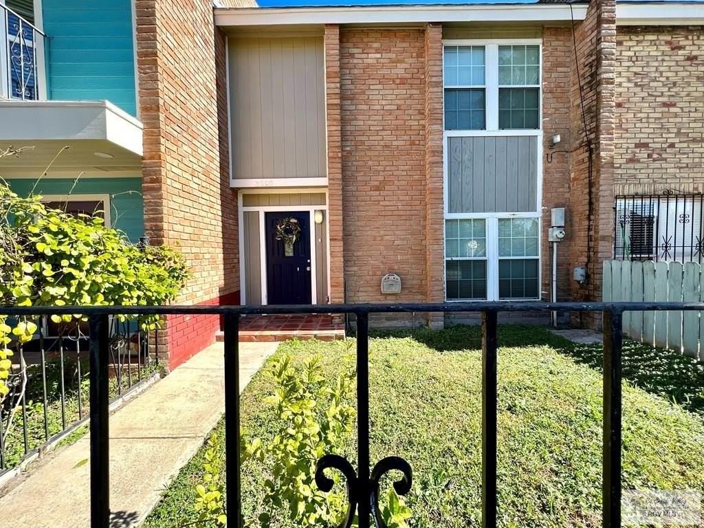 3908 Las Palmas Cir - Photo 3 of 32