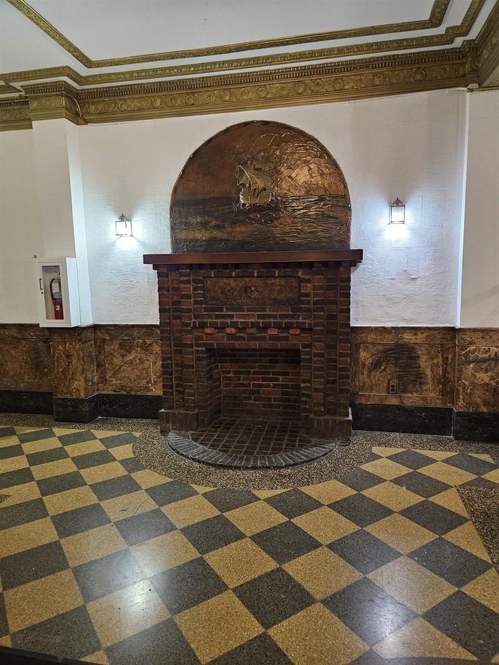 821 Bergen Ave - Photo 2 of 15