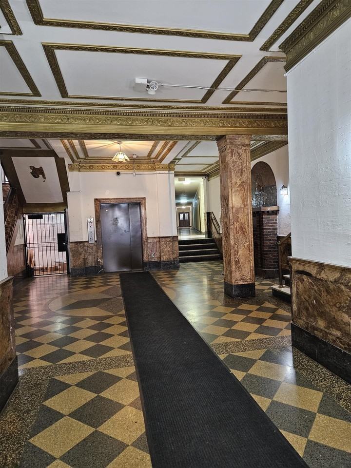 821 Bergen Ave - Photo 3 of 15