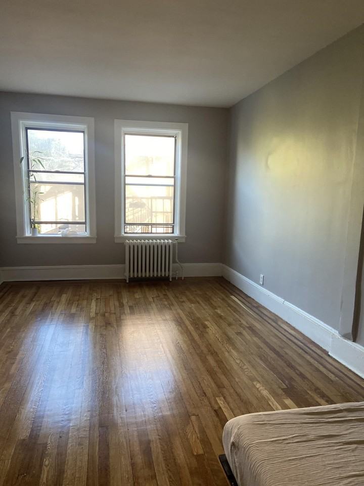 821 Bergen Ave - Photo 4 of 15