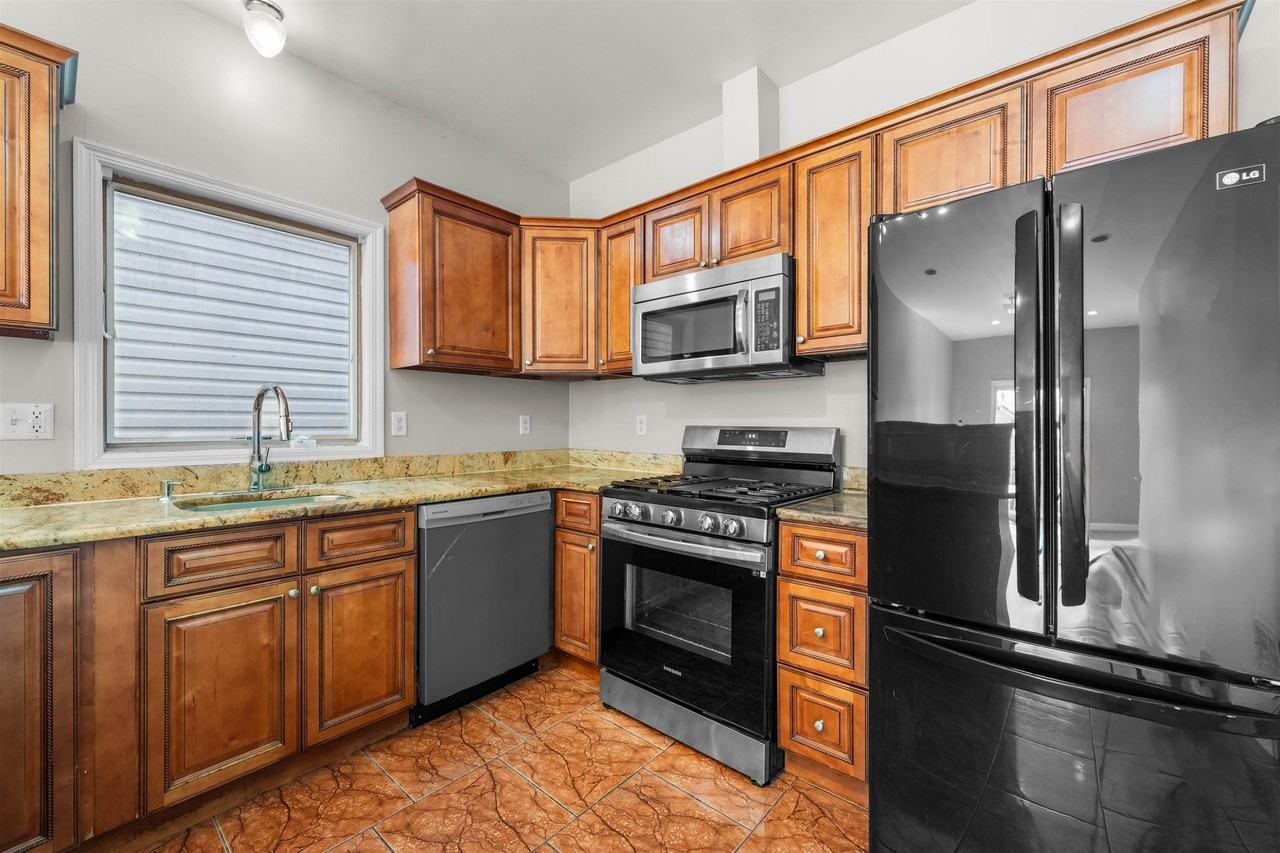 392 Liberty Ave #1 - Photo 3 of 18