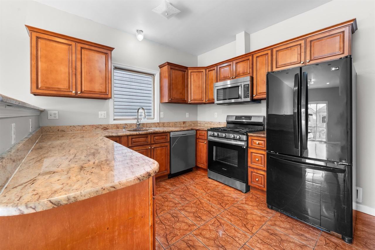 392 Liberty Ave #1 - Photo 5 of 18