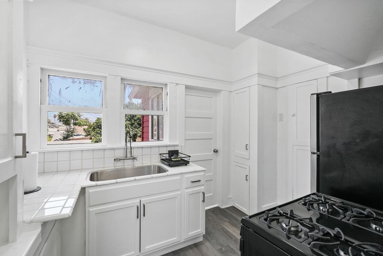 W 48th St - Photo 4 of 28