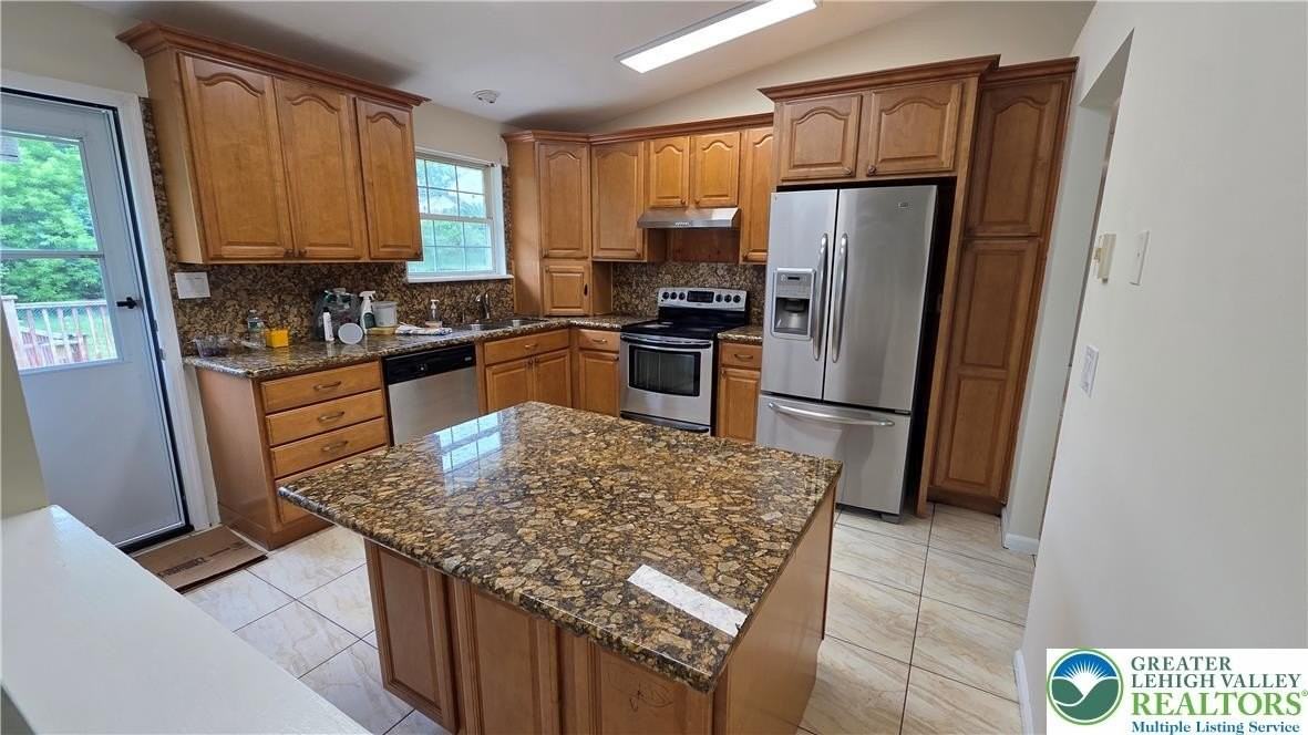 481 Savage Rd - Photo 6 of 27